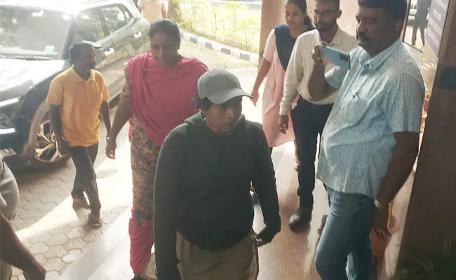 ಉಡುಪಿ: ನಕ್ಸಲ್ ಲಕ್ಷ್ಮಿ ತೊಂಬಟ್ಟು ಎಸ್ಪಿ ಕಚೇರಿಯಲ್ಲಿ ಶರಣಾಗತಿ