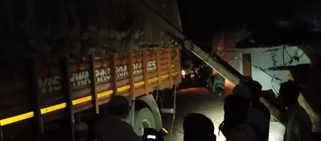 ಬೀದರ್ | ವಿದ್ಯುತ್ ಕಂಬಕ್ಕೆ ಈಚರ್ ಲಾರಿ ಢಿಕ್ಕಿ : ತಪ್ಪಿದ ಅನಾಹುತ