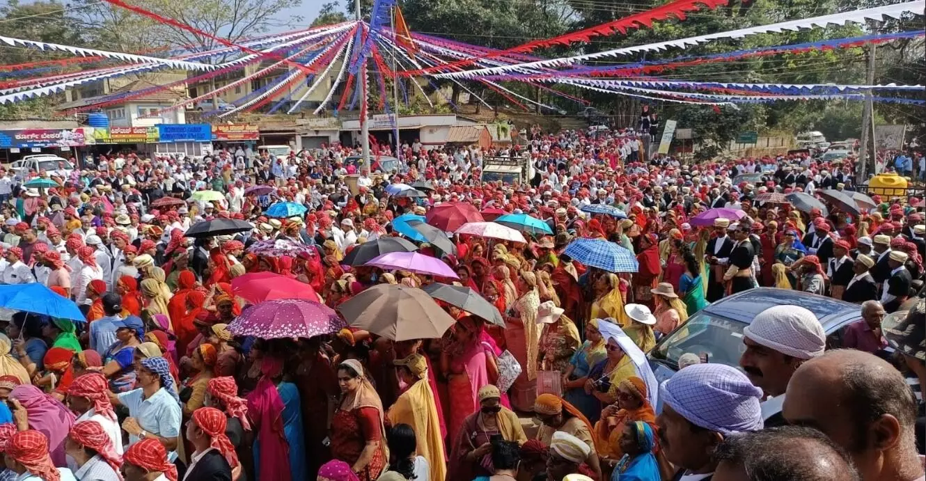 ಕೊಡವರ ಹಕ್ಕುಗಳಿಗಾಗಿ ಪಾದಯಾತ್ರೆ ಆರಂಭ : ಸಾವಿರಾರು ಮಂದಿ ಭಾಗಿ ಕೊಡವರ ಹಕ್ಕುಗಳಿಗಾಗಿ ಪಾದಯಾತ್ರೆ ಆರಂಭ : ಸಾವಿರಾರು ಮಂದಿ ಭಾಗಿ