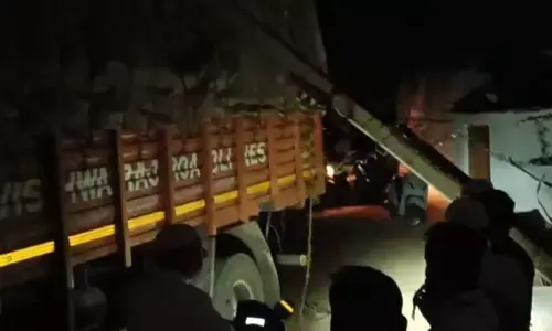 ಬೀದರ್ | ವಿದ್ಯುತ್ ಕಂಬಕ್ಕೆ ಈಚರ್ ಲಾರಿ ಢಿಕ್ಕಿ : ತಪ್ಪಿದ ಅನಾಹುತ