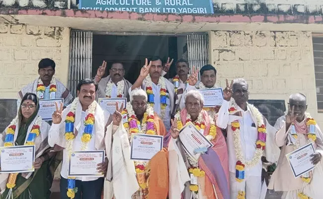 ಯಾದಗಿರಿ | ಪಿಎಲ್ಡಿ ಬ್ಯಾಂಕ್ ಅಧ್ಯಕ್ಷರಾಗಿ ರಾಮಣ್ಣ ಬಳಿಚಕ್ರ, ಉಪಾಧ್ಯಕ್ಷರಾಗಿ ವೆಂಕಟರೆಡ್ಡಿ ಅಣಬಿ ಅವಿರೋಧ ಆಯ್ಕೆ ಯಾದಗಿರಿ | ಪಿಎಲ್ಡಿ ಬ್ಯಾಂಕ್ ಅಧ್ಯಕ್ಷರಾಗಿ ರಾಮಣ್ಣ ಬಳಿಚಕ್ರ, ಉಪಾಧ್ಯಕ್ಷರಾಗಿ ವೆಂಕಟರೆಡ್ಡಿ ಅಣಬಿ ಅವಿರೋಧ ಆಯ್ಕೆ