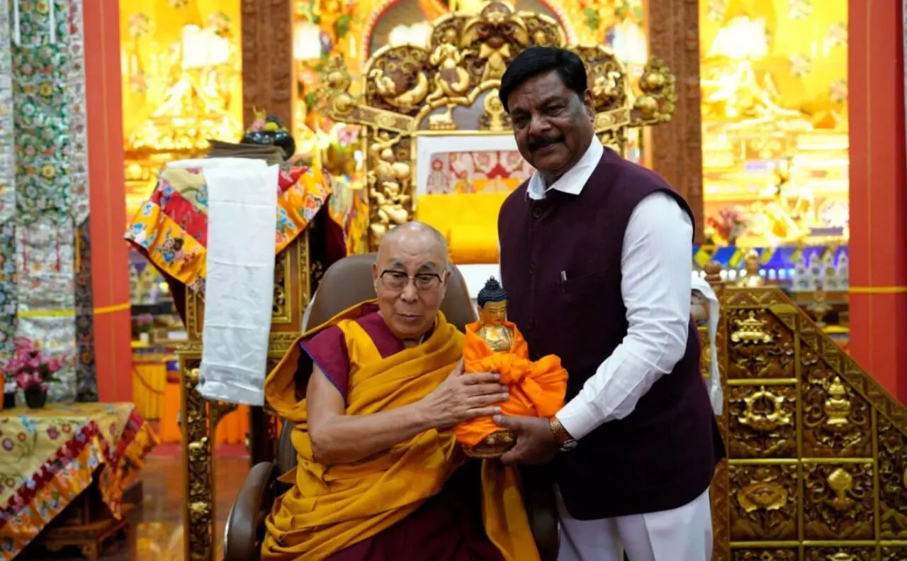 ಪಿರಿಯಾಪಟ್ಟಣ | ಟಿಬೇಟಿಯನ್ ಧರ್ಮಗುರು ದಲೈಲಾಮಾ ಅವರನ್ನು ಭೇಟಿಯಾದ ಸಚಿವ ಎಚ್.ಸಿ.ಮಹದೇವಪ್ಪ