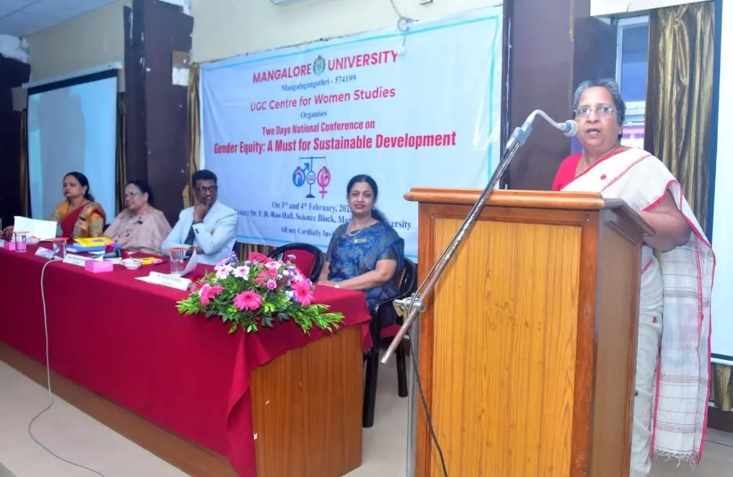 ಸಮಾಜದಲ್ಲಿ ಲಿಂಗ ಪೂರ್ವಾಗ್ರಹದ ಬೇರುಗಳು ಇನ್ನೂ ದಟ್ಟವಾಗಿವೆ: ಪ್ರೊ. ಸಬಿಹಾ ಭೂಮಿಗೌಡ ಸಮಾಜದಲ್ಲಿ ಲಿಂಗ ಪೂರ್ವಾಗ್ರಹದ ಬೇರುಗಳು ಇನ್ನೂ ದಟ್ಟವಾಗಿವೆ: ಪ್ರೊ. ಸಬಿಹಾ ಭೂಮಿಗೌಡ