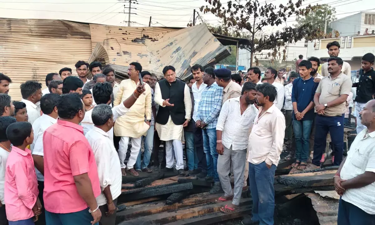 ಬೆಂಕಿ ಅವಘಡ ಸ್ಥಳಕ್ಕೆ ಶಾಸಕ ಡಾ.ಅಜಯ್‍ಸಿಂಗ್ ಭೇಟಿ : ಸೂಕ್ತ ಪರಿಹಾರ ಕೊಡಿಸುವ ಭರವಸೆ