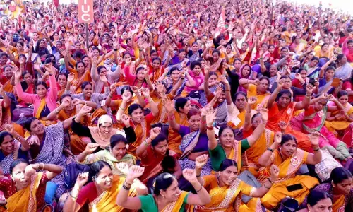 ಗ್ರ್ಯಾಚುಟಿ ಸೇರಿ ವಿವಿಧ ಬೇಡಿಕೆಗಳ ಈಡೇರಿಕೆಗೆ ಆಗ್ರಹಿಸಿ ಅಂಗನವಾಡಿ ಕಾರ್ಯಕರ್ತೆಯರಿಂದ  ಧರಣಿ