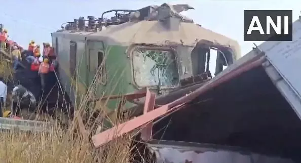 ಉತ್ತರ ಪ್ರದೇಶದಲ್ಲಿ ಎರಡು ಗೂಡ್ಸ್ ರೈಲುಗಳು ಮುಖಾಮುಖಿ ಢಿಕ್ಕಿ; ರೈಲ್ವೆ ಅಧಿಕಾರಿಗಳಿಗೆ ಗಾಯ