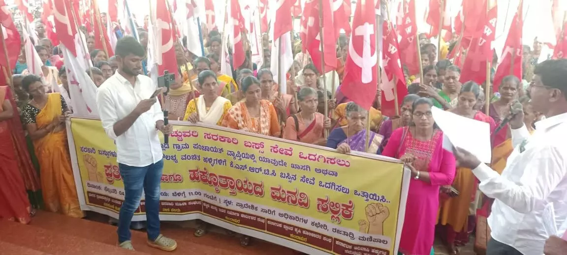 ಸರಕಾರಿ ಬಸ್ ಸೇವೆಗಾಗಿ ಆಲೂರು, ನಾಡ ಗ್ರಾಮಸ್ಥರಿಂದ ಆರ್ಟಿಓ ಕಚೇರಿ ಎದುರು ಧರಣಿ ಸರಕಾರಿ ಬಸ್ ಸೇವೆಗಾಗಿ ಆಲೂರು, ನಾಡ ಗ್ರಾಮಸ್ಥರಿಂದ ಆರ್ಟಿಓ ಕಚೇರಿ ಎದುರು ಧರಣಿ