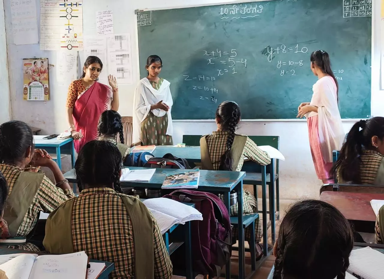 ಬೀದರ್: 10ನೇ ತರಗತಿ ವಿದ್ಯಾರ್ಥಿಗಳಿಗೆ ಗಣಿತ ಪಾಠ ಮಾಡಿದ ಜಿಲ್ಲಾಧಿಕಾರಿ ಶಿಲ್ಪಾ ಶರ್ಮಾ ಬೀದರ್: 10ನೇ ತರಗತಿ ವಿದ್ಯಾರ್ಥಿಗಳಿಗೆ ಗಣಿತ ಪಾಠ ಮಾಡಿದ ಜಿಲ್ಲಾಧಿಕಾರಿ ಶಿಲ್ಪಾ ಶರ್ಮಾ