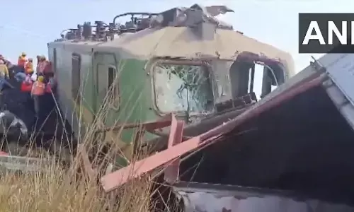 ಉತ್ತರ ಪ್ರದೇಶದಲ್ಲಿ ಎರಡು ಗೂಡ್ಸ್ ರೈಲುಗಳು ಮುಖಾಮುಖಿ ಢಿಕ್ಕಿ; ರೈಲ್ವೆ ಅಧಿಕಾರಿಗಳಿಗೆ ಗಾಯ