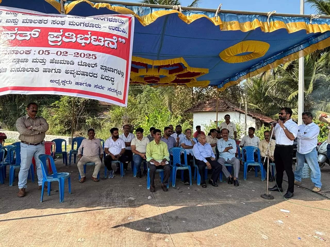 ಹೆಜಮಾಡಿ ಟೋಲ್ ಗೇಟ್ ವಿರುದ್ಧ ಆಕ್ರೋಶ: ಬಸ್ಸು ಮಾಲಕರಿಂದ ಸಾಂಕೇತಿಕ ಪ್ರತಿಭಟನೆ ಹೆಜಮಾಡಿ ಟೋಲ್ ಗೇಟ್ ವಿರುದ್ಧ ಆಕ್ರೋಶ: ಬಸ್ಸು ಮಾಲಕರಿಂದ ಸಾಂಕೇತಿಕ ಪ್ರತಿಭಟನೆ