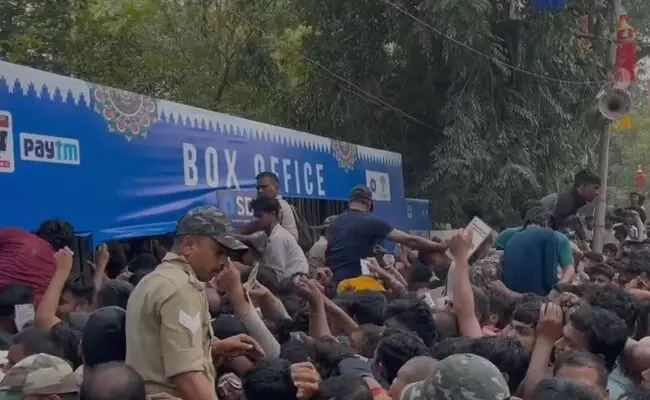 2ನೇ ಪಂದ್ಯದ ಟಿಕೆಟ್ ಖರೀದಿಗಾಗಿ ನೂಕುನುಗ್ಗಲು | ಕಟಕ್ ಸ್ಟೇಡಿಯಮ್ ನಲ್ಲಿ ಕಾಲ್ತುಳಿತದಂತ ಪರಿಸ್ಥಿತಿ; 5 ಮಂದಿಗೆ ಗಾಯ 2ನೇ ಪಂದ್ಯದ ಟಿಕೆಟ್ ಖರೀದಿಗಾಗಿ ನೂಕುನುಗ್ಗಲು | ಕಟಕ್ ಸ್ಟೇಡಿಯಮ್ ನಲ್ಲಿ ಕಾಲ್ತುಳಿತದಂತ ಪರಿಸ್ಥಿತಿ; 5 ಮಂದಿಗೆ ಗಾಯ