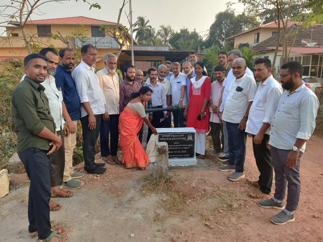 ಉಳ್ಳಾಲ: ಸಾರ್ವಜನಿಕ ಕೊಳವೆ ಬಾವಿ ಉದ್ಘಾಟನೆ ಉಳ್ಳಾಲ: ಸಾರ್ವಜನಿಕ ಕೊಳವೆ ಬಾವಿ ಉದ್ಘಾಟನೆ