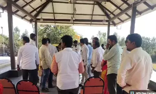 ಕೆಲಸದ ಅವಧಿಯಲ್ಲಿ ಕಛೇರಿ ಮುಚ್ಚಿ ಬಾಡೂಟದಲ್ಲಿ ಭಾಗಿಯಾದ ಸರ್ಕಾರಿ ಅಧಿಕಾರಿಗಳು, ನೌಕರರು: ಆರೋಪ