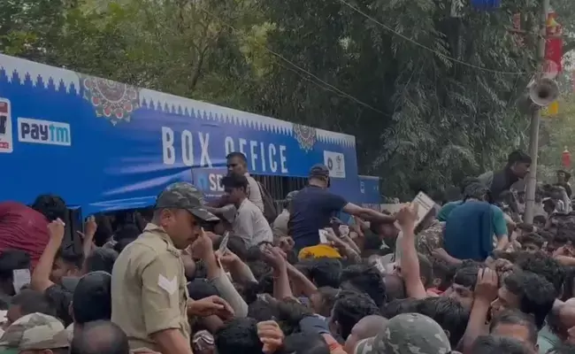 2ನೇ ಪಂದ್ಯದ ಟಿಕೆಟ್ ಖರೀದಿಗಾಗಿ ನೂಕುನುಗ್ಗಲು | ಕಟಕ್ ಸ್ಟೇಡಿಯಮ್ ನಲ್ಲಿ ಕಾಲ್ತುಳಿತದಂತ ಪರಿಸ್ಥಿತಿ; 5 ಮಂದಿಗೆ ಗಾಯ