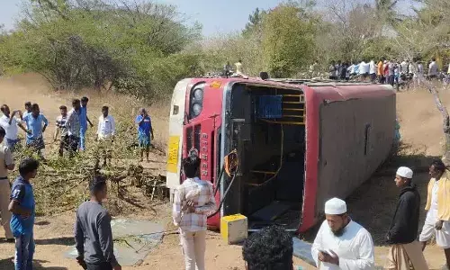 ಲಿಂಗಸೂಗೂರು | ಬಸ್ ಪಲ್ಟಿ: ಹಲವು ಪ್ರಯಾಣಿಕರಿಗೆ ಗಾಯ