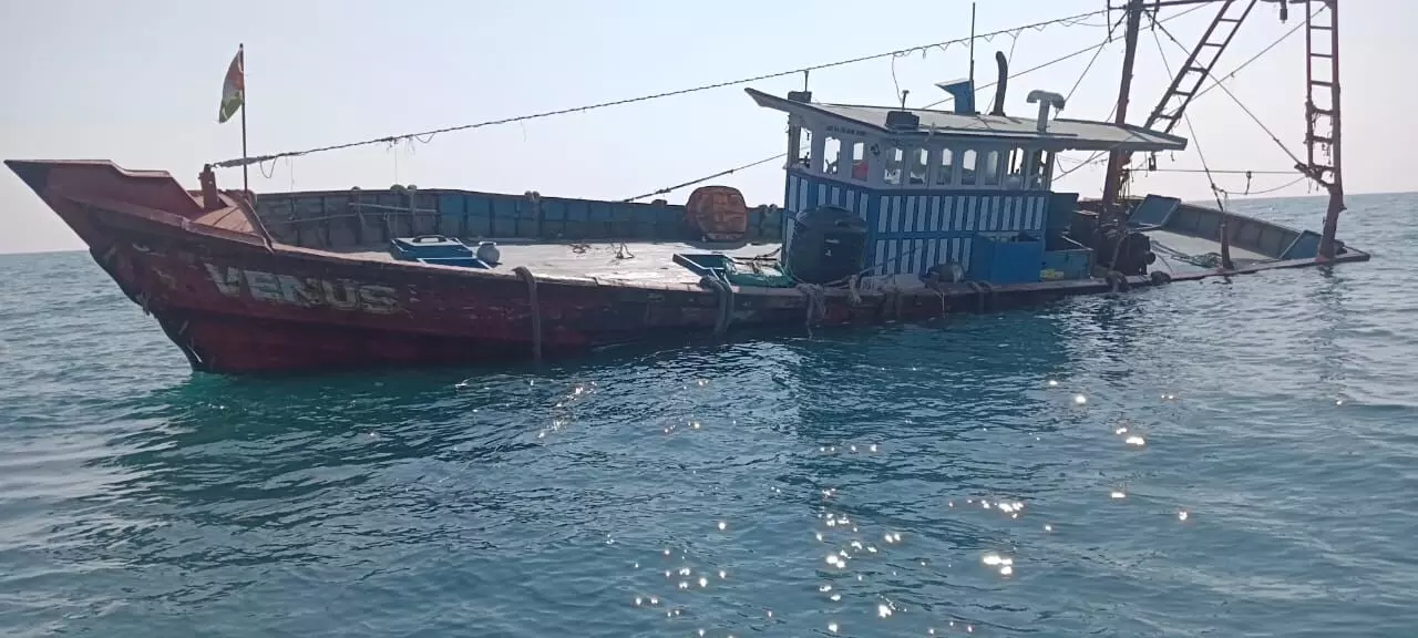 ಭಟ್ಕಳ: ಮೀನುಗಾರಿಕಾ ಬೋಟ್ ಮುಳುಗಡೆ; 60 ಲಕ್ಷ ರೂ. ನಷ್ಟ, ಆರು ಮಂದಿ ಪ್ರಾಣಾಪಾಯದಿಂದ ಪಾರು ಭಟ್ಕಳ: ಮೀನುಗಾರಿಕಾ ಬೋಟ್ ಮುಳುಗಡೆ; 60 ಲಕ್ಷ ರೂ. ನಷ್ಟ, ಆರು ಮಂದಿ ಪ್ರಾಣಾಪಾಯದಿಂದ ಪಾರು