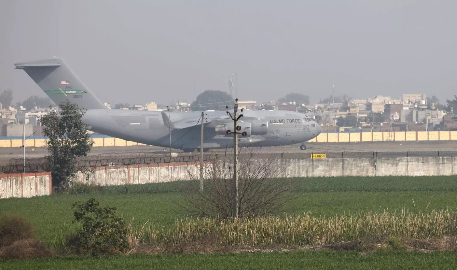 ಅಕ್ರಮ ವಲಸೆ: ಕಳೆದ 15 ವರ್ಷಗಳಲ್ಲಿ ಅಮೆರಿಕದಿಂದ 15,000 ಭಾರತೀಯರು ಗಡಿಪಾರು ಅಕ್ರಮ ವಲಸೆ: ಕಳೆದ 15 ವರ್ಷಗಳಲ್ಲಿ ಅಮೆರಿಕದಿಂದ 15,000 ಭಾರತೀಯರು ಗಡಿಪಾರು