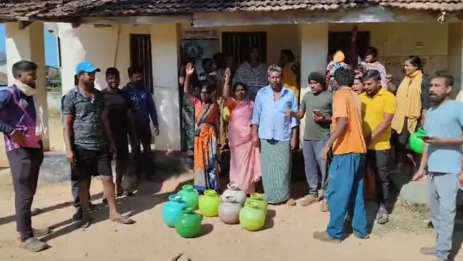 ಕಡೂರು | ಕುಡಿಯುವ ನೀರು ಪೂರೈಕೆಗೆ ನಿರ್ಲಕ್ಷ್ಯ ಆರೋಪ : ಗ್ರಾಪಂ ಕಚೇರಿಗೆ ಬೀಗ ಜಡಿದು ನಾಗರಾಳು ಗ್ರಾಮಸ್ಥರಿಂದ ಧರಣಿ, ಪಿಡಿಒಗೆ ತರಾಟೆ