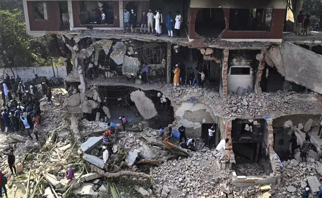 ಬಾಂಗ್ಲಾ ಸಂಸ್ಥಾಪಕ ಮುಜಿಬುರ್ ರಹಮಾನ್ ನಿವಾಸಕ್ಕೆ ಬೆಂಕಿ | ಹಸೀನಾ, ಕುಟುಂಬದವರ ಆಸ್ತಿಗಳ ಮೇಲೆ ದಾಳಿ