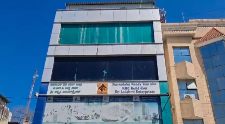 ಮೈಮುಲ್ ಅಧ್ಯಕ್ಷ ಚಲುವರಾಜ್ ಮನೆ ಮೇಲೆ ಐಟಿ ದಾಳಿ : ದಾಖಲೆಗಳ ಪರಿಶೀಲನೆ ಮೈಮುಲ್ ಅಧ್ಯಕ್ಷ ಚಲುವರಾಜ್ ಮನೆ ಮೇಲೆ ಐಟಿ ದಾಳಿ : ದಾಖಲೆಗಳ ಪರಿಶೀಲನೆ