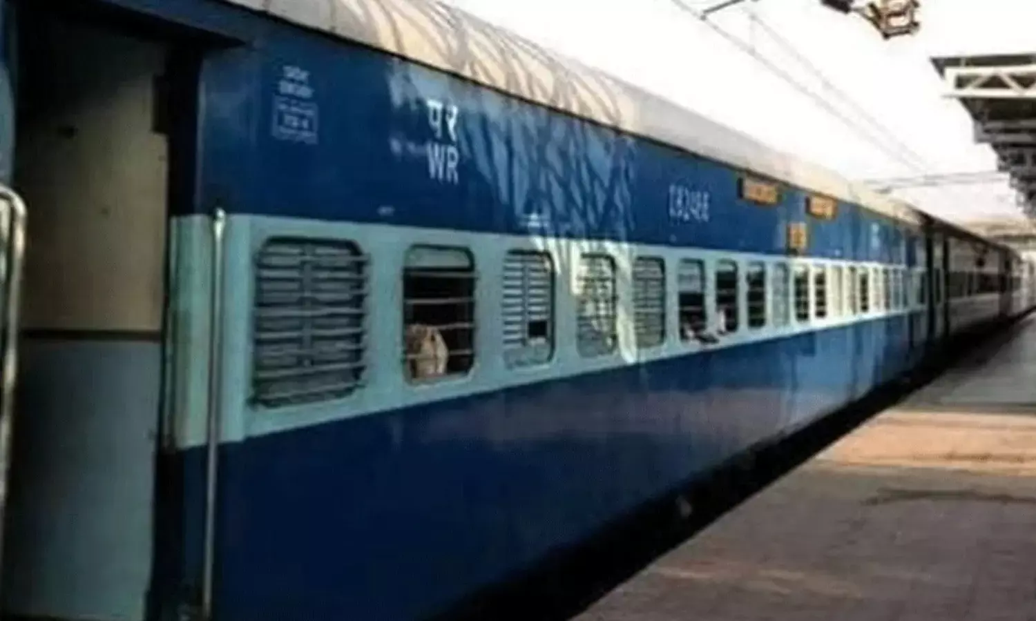 ತಮಿಳುನಾಡು | ಗರ್ಭಿಣಿ ಮೇಲೆ ಲೈಂಗಿಕ ದೌರ್ಜನ್ಯ ಎಸಗಿ ಚಲಿಸುತ್ತಿದ್ದ ರೈಲಿನಿಂದ ಹೊರಕ್ಕೆ ತಳ್ಳಿದ ದುಷ್ಕರ್ಮಿಗಳು Photo of Train