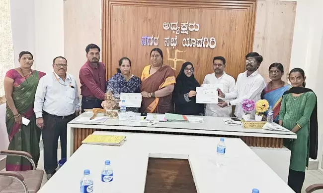 ಯಾದಗಿರಿ | ನಗರಸಭೆಯ ಡೇ-ನಲ್ಮಾ ಯೋಜನೆಯಡಿ ತುಲಿಪ್ ಇಂಟರ್ನ್‌ಶಿಪ್‌ ಅಭ್ಯರ್ಥಿಗಳಿಗೆ ಲಲಿತಾ ಅನಪೂರ ಅವರಿಂದ ಪ್ರಮಾಣ ಪತ್ರ ವಿತರಣೆ