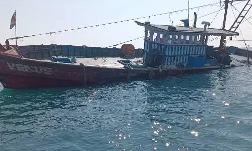 ಮೀನುಗಾರಿಕಾ ಬೋಟ್ ಮುಳುಗಡೆ: ಆರು ಮಂದಿ ಪ್ರಾಣಾಪಾಯದಿಂದ ಪಾರು