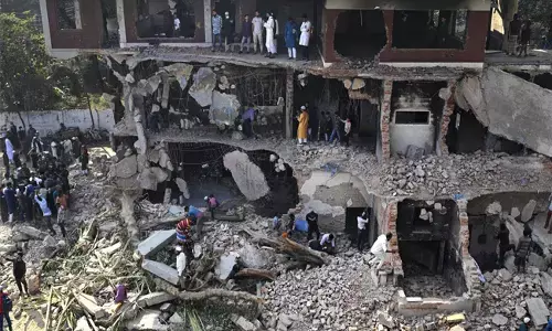 ಬಾಂಗ್ಲಾ ಸಂಸ್ಥಾಪಕ ಮುಜಿಬುರ್ ರಹಮಾನ್ ನಿವಾಸಕ್ಕೆ ಬೆಂಕಿ | ಹಸೀನಾ, ಕುಟುಂಬದವರ ಆಸ್ತಿಗಳ ಮೇಲೆ ದಾಳಿ