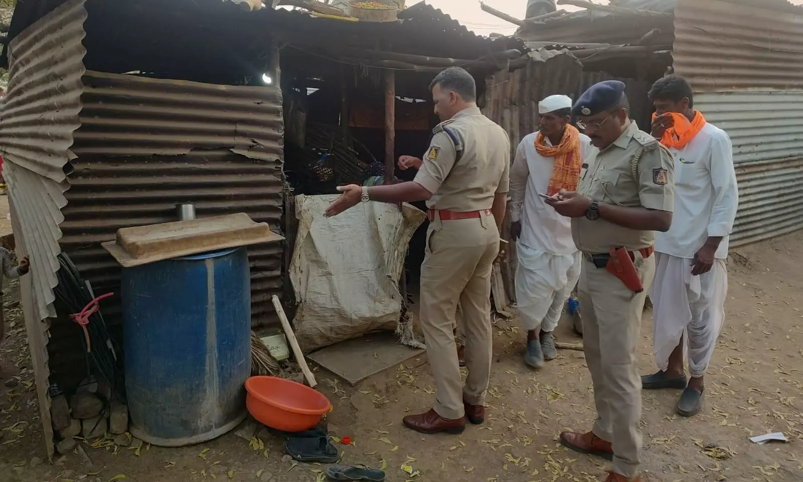 ಬೀದರ್: ಅನ್ಯಜಾತಿಯ ಹುಡುಗನನ್ನು ಪ್ರೀತಿಸಿದ್ದಕ್ಕೆ ತಂದೆಯಿಂದಲೇ ಮಗಳ ಮರ್ಯಾದಾ ಹತ್ಯೆ ಬೀದರ್: ಅನ್ಯಜಾತಿಯ ಹುಡುಗನನ್ನು ಪ್ರೀತಿಸಿದ್ದಕ್ಕೆ ತಂದೆಯಿಂದಲೇ ಮಗಳ ಮರ್ಯಾದಾ ಹತ್ಯೆ