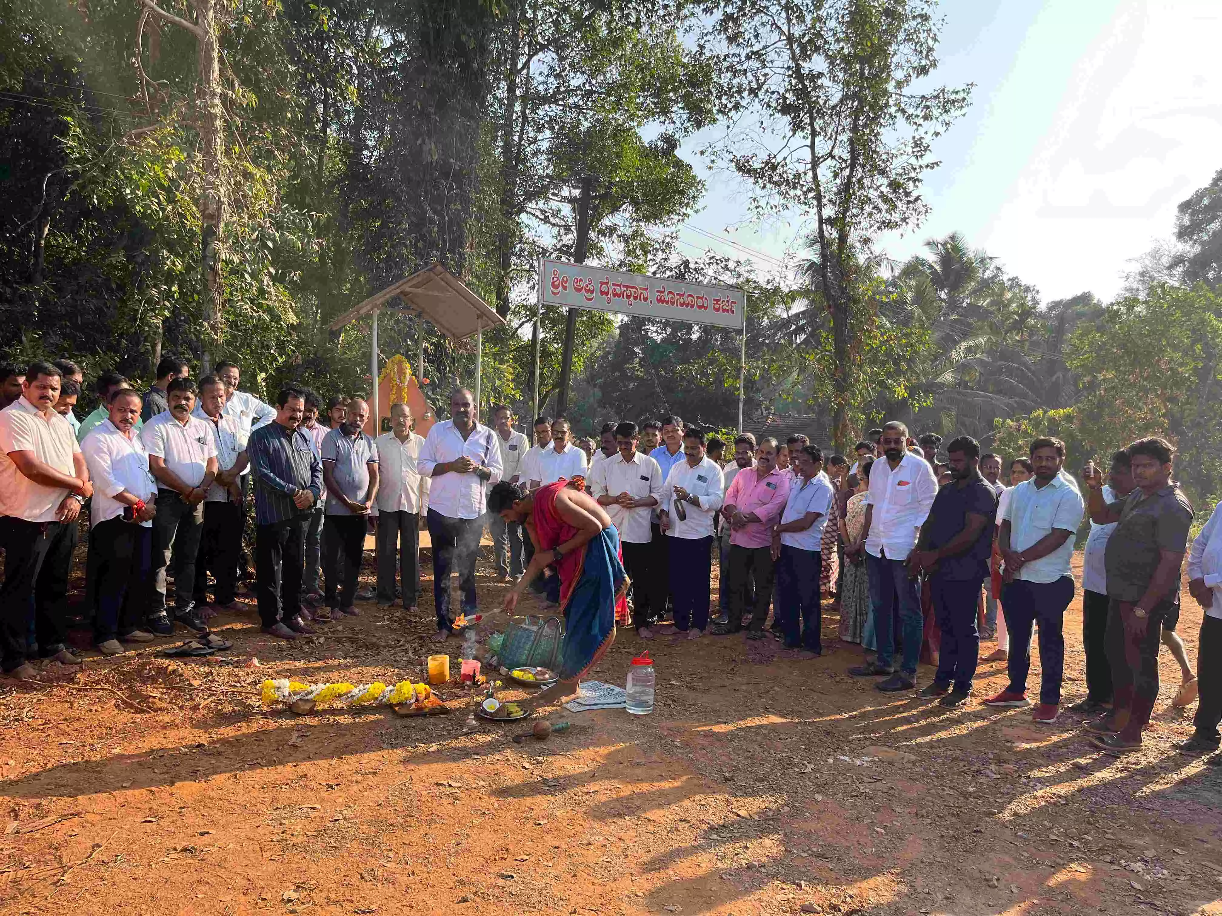 10 ಕೋಟಿ ರೂ.ವೆಚ್ಚದ ಚತುಷ್ಪಥ ಕಾಮಗಾರಿಗೆ ಚಾಲನೆ 10 ಕೋಟಿ ರೂ.ವೆಚ್ಚದ ಚತುಷ್ಪಥ ಕಾಮಗಾರಿಗೆ ಚಾಲನೆ