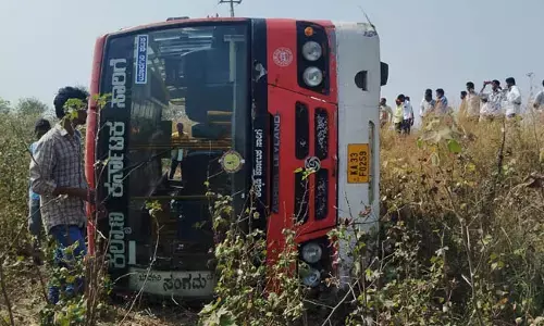 ಯಾದಗಿರಿ: ಕಂದಕಕ್ಕೆ ಉರುಳಿದ ಬಸ್; ಪ್ರಾಣಪಾಯದಿಂದ ಪಾರಾದ ಪ್ರಯಾಣಿಕರು