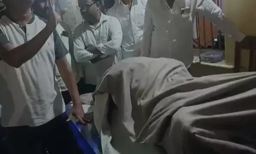 ಬೆಳಗಾವಿ | ಪೊಲೀಸ್ ಠಾಣೆ ಎದುರು ತಂದೆಯ ಮೃತದೇಹವಿಟ್ಟು ಇನ್ಸ್‌ಪೆಕ್ಟರ್‌ ಪ್ರತಿಭಟನೆ