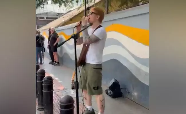 ಬೆಂಗಳೂರು | ಫುಟ್ಪಾತ್ನಲ್ಲಿ ಬ್ರಿಟಿಷ್ ಗಾಯಕನಿಂದ ಸಂಗೀತ ಗಾಯನ : ಪೊಲೀಸರಿಂದ ತಡೆ ಬೆಂಗಳೂರು | ಫುಟ್ಪಾತ್ನಲ್ಲಿ ಬ್ರಿಟಿಷ್ ಗಾಯಕನಿಂದ ಸಂಗೀತ ಗಾಯನ : ಪೊಲೀಸರಿಂದ ತಡೆ