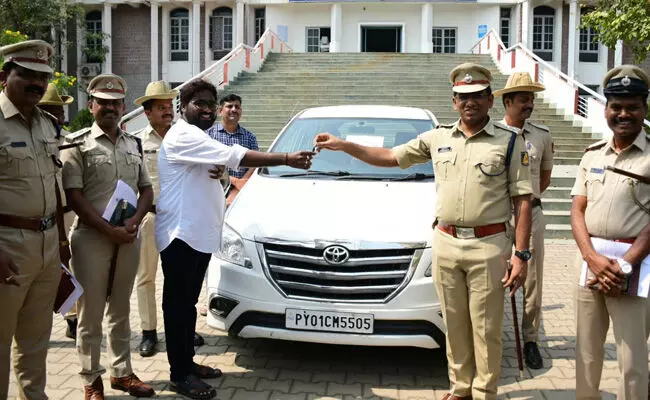 ಕಲಬುರಗಿ | ಜಾತ್ರೆಯಲ್ಲಿ ಕಳ್ಳತನವಾದ ಕಾರು ಮಾಲಕನಿಗೆ ಹಸ್ತಾಂತರ : ಆರೋಪಿ ಬಂಧನ ಕಲಬುರಗಿ | ಜಾತ್ರೆಯಲ್ಲಿ ಕಳ್ಳತನವಾದ ಕಾರು ಮಾಲಕನಿಗೆ ಹಸ್ತಾಂತರ : ಆರೋಪಿ ಬಂಧನ