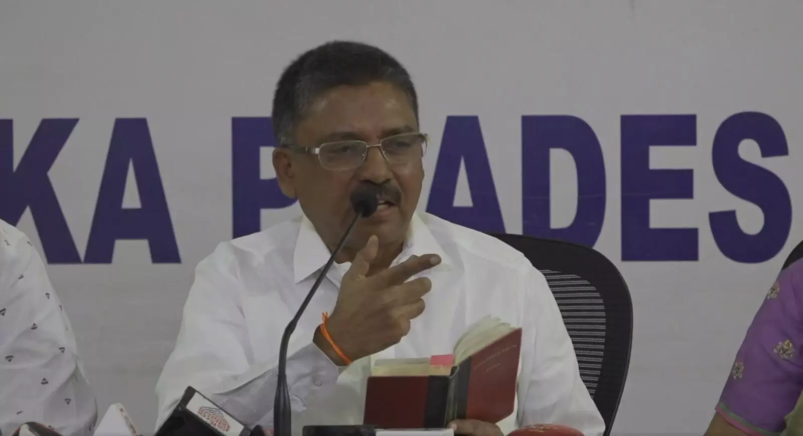 ರಾಜ್ಯಪಾಲರಿಗೆ ಫೈನಾನ್ಸ್ ಕಂಪೆನಿಯೊಂದಿಗೆ ಒಡನಾಟ ಇದೆಯಾ? : ಉಗ್ರಪ್ಪ ಪ್ರಶ್ನೆ ರಾಜ್ಯಪಾಲರಿಗೆ ಫೈನಾನ್ಸ್ ಕಂಪೆನಿಯೊಂದಿಗೆ ಒಡನಾಟ ಇದೆಯಾ? : ಉಗ್ರಪ್ಪ ಪ್ರಶ್ನೆ