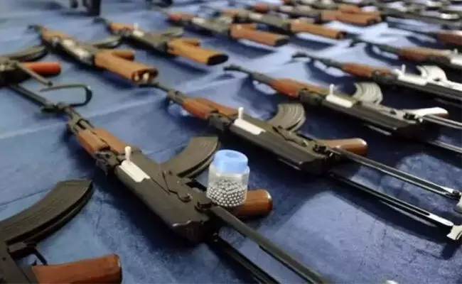 ಮಣಿಪುರ: ಭದ್ರತಾ ಪಡೆಗಳ ಶಸ್ತ್ರಾಸ್ತ್ರಗಳನ್ನು ದೋಚಿದ ಬಂದೂಕುಧಾರಿಗಳು ಮಣಿಪುರ: ಭದ್ರತಾ ಪಡೆಗಳ ಶಸ್ತ್ರಾಸ್ತ್ರಗಳನ್ನು ದೋಚಿದ ಬಂದೂಕುಧಾರಿಗಳು