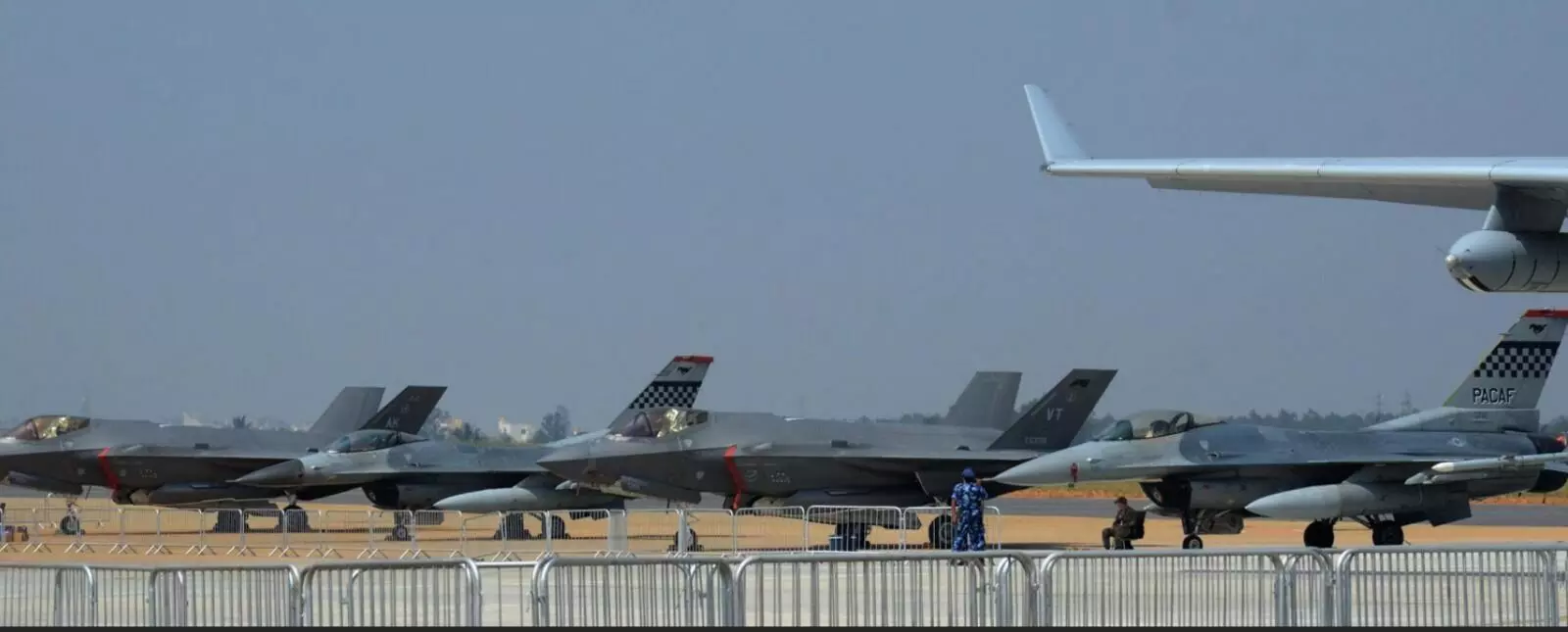 ಬೆಂಗಳೂರು | ಏರೋ ಇಂಡಿಯಾ ವೈಮಾನಿಕ ಪ್ರದರ್ಶನ : ಸಂಚಾರ ದಟ್ಟಣೆ ಸಾಧ್ಯತೆ, ಹಲವೆಡೆ ಮಾರ್ಗ ಬದಲು ಬೆಂಗಳೂರು | ಏರೋ ಇಂಡಿಯಾ ವೈಮಾನಿಕ ಪ್ರದರ್ಶನ : ಸಂಚಾರ ದಟ್ಟಣೆ ಸಾಧ್ಯತೆ, ಹಲವೆಡೆ ಮಾರ್ಗ ಬದಲು