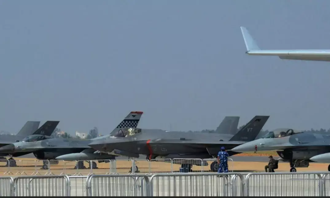 ಬೆಂಗಳೂರು | ಏರೋ ಇಂಡಿಯಾ ವೈಮಾನಿಕ ಪ್ರದರ್ಶನ : ಸಂಚಾರ ದಟ್ಟಣೆ ಸಾಧ್ಯತೆ, ಹಲವೆಡೆ ಮಾರ್ಗ ಬದಲು