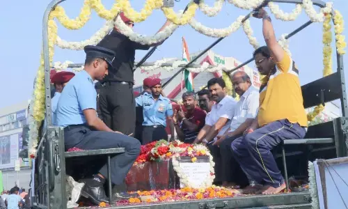 ಶಿವಮೊಗ್ಗ: ಪ್ಯಾರಾಚೂಟ್‌ ವೈಫಲ್ಯದಿಂದ ವಾಯು ಪಡೆಯ ಅಧಿಕಾರಿ ಮೃತ್ಯು; ತವರಿಗೆ ತಲುಪಿದ ಪಾರ್ಥಿವ ಶರೀರ