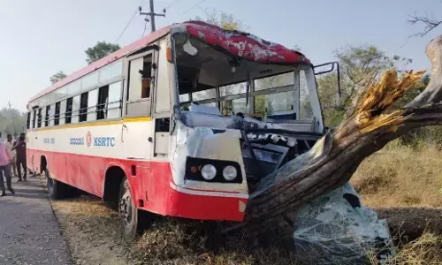 ಚಾಮರಾಜನಗರ | ಚಾಲಕನಿಗೆ ಮೂರ್ಛೆ ಬಂದು ಮರಕ್ಕೆ ಢಿಕ್ಕಿ ಹೊಡೆದ ಬಸ್‌; ಐವರಿಗೆ ಗಾಯ