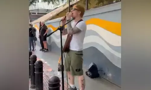 ಬೆಂಗಳೂರು |  ಫುಟ್‌ಪಾತ್‌ನಲ್ಲಿ ಬ್ರಿಟಿಷ್ ಗಾಯಕನಿಂದ ಸಂಗೀತ ಗಾಯನ : ಪೊಲೀಸರಿಂದ ತಡೆ