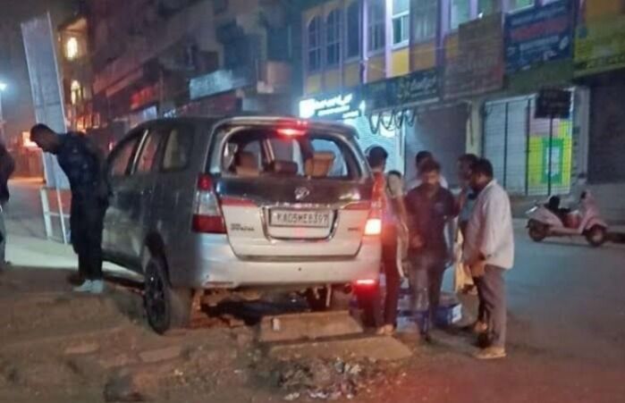 ಸುಳ್ಯ; ಚಾಲಕನ ನಿಯಂತ್ರಣ ತಪ್ಪಿ ಫುಟ್‍ಪಾತ್ ಮೇಲೆ ಹತ್ತಿದ ಕಾರು; ಪ್ರಯಾಣಿಕರು ಪಾರು