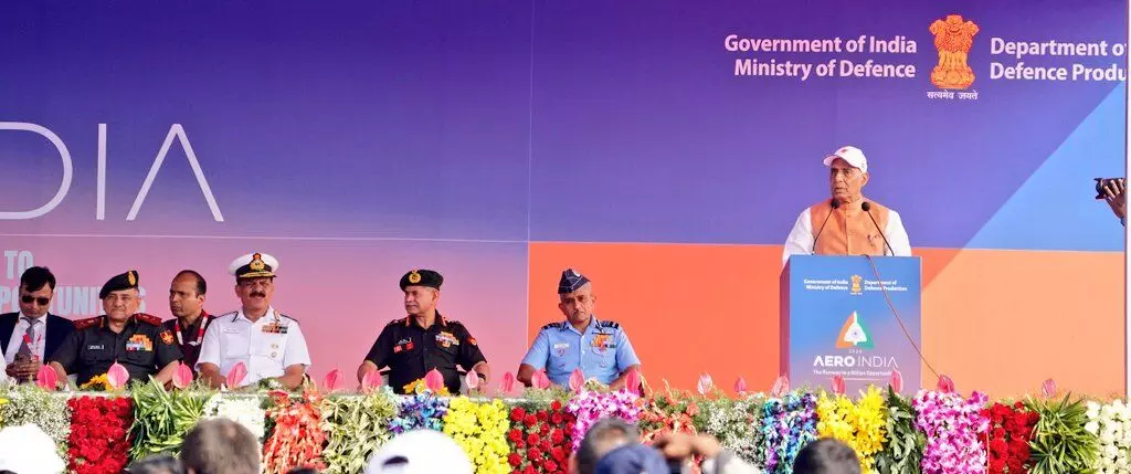 ಬೆಂಗಳೂರು: ಏರೋ ಇಂಡಿಯಾ ವೈಮಾನಿಕ ಪ್ರದರ್ಶನಕ್ಕೆ ಚಾಲನೆ ಬೆಂಗಳೂರು: ಏರೋ ಇಂಡಿಯಾ ವೈಮಾನಿಕ ಪ್ರದರ್ಶನಕ್ಕೆ ಚಾಲನೆ