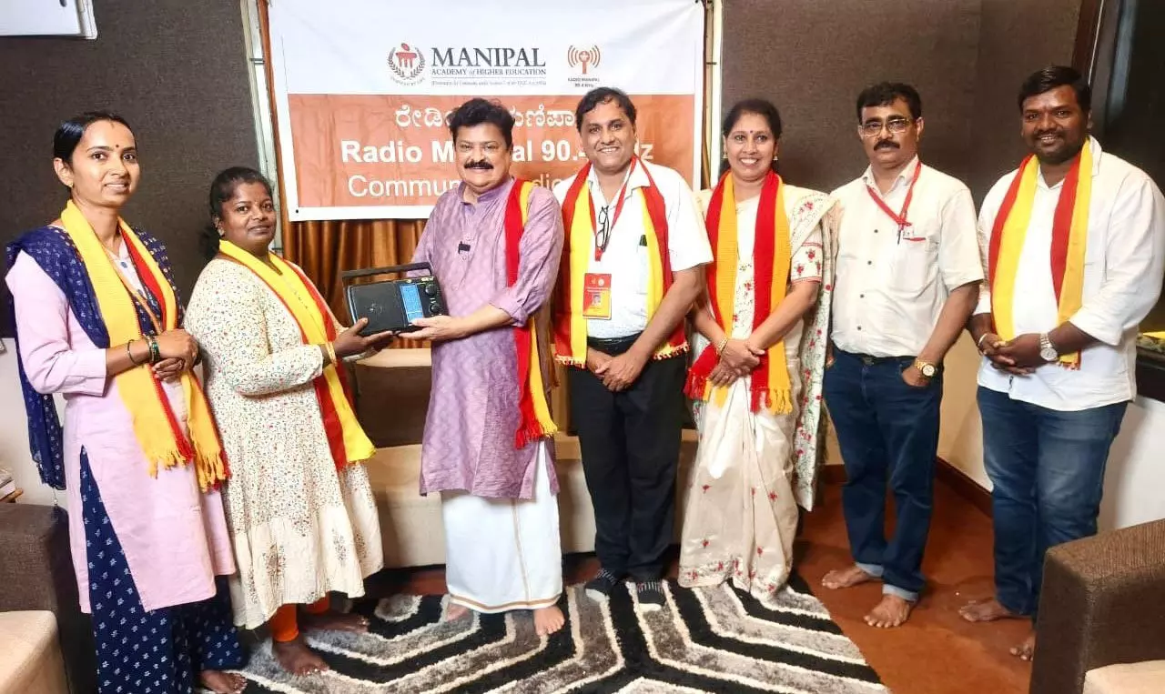 ‘ಕಥೆ ಕೇಳೋಣ’ ಕೇಳುಗರಿಗೆ ರೇಡಿಯೋ ಸೆಟ್ ವಿತರಣೆ ‘ಕಥೆ ಕೇಳೋಣ’ ಕೇಳುಗರಿಗೆ ರೇಡಿಯೋ ಸೆಟ್ ವಿತರಣೆ