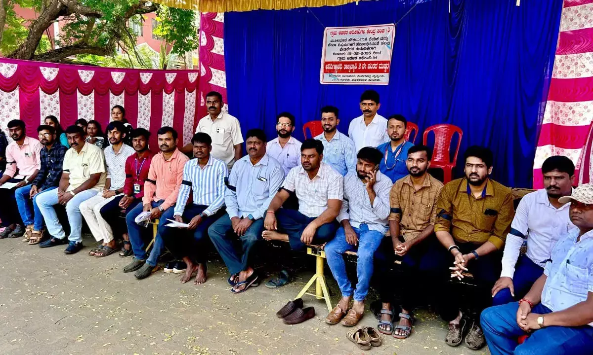 ಗ್ರಾಮ ಆಡಳಿತ ಅಧಿಕಾರಿಗಳಿಂದ ಮತ್ತೆ ಮುಷ್ಕರ: ಉಡುಪಿ ಜಿಲ್ಲೆಯ ಎಲ್ಲ ತಾಲೂಕು ಕಚೇರಿಗಳ ಮುಂದೆ ಧರಣಿ