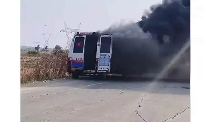 ರಾಯಚೂರು | ಚಲಿಸುತ್ತಿದ್ದ ಆಂಬುಲೆನ್ಸ್ ನಲ್ಲಿ ಆಕಸ್ಮಿಕ ಬೆಂಕಿ ; ತಪ್ಪಿದ ಭಾರಿ ಅನಾಹುತ