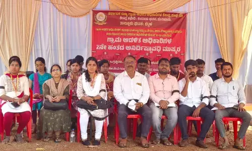 ಭಟ್ಕಳದಲ್ಲಿ ಗ್ರಾಮ ಆಡಳಿತಾಧಿಕಾರಿಗಳಿಂದ ಅನಿರ್ದಿಷ್ಟಾವಧಿ ಮುಷ್ಕರ; ಸರ್ಕಾರಿ ನೌಕರರ ಸಂಘದಿಂದ ಬೆಂಬಲ