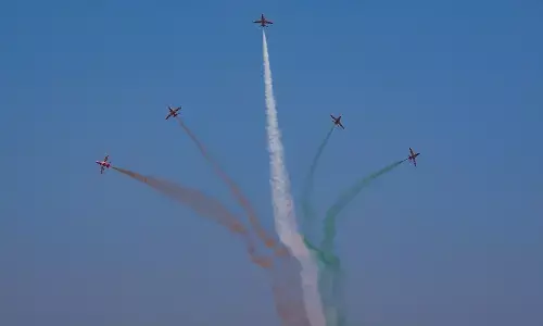 ಏರೋ ಇಂಡಿಯಾ ವೈಮಾನಿಕ ಪ್ರದರ್ಶನ: ಸ್ವದೇಶಿ ಲಘು ಯುದ್ಧ ವಿಮಾನಗಳು ಹಾರಾಟ