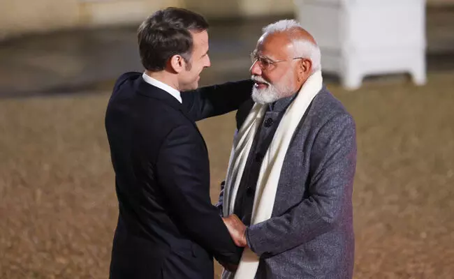 ಪ್ರಧಾನಿ ಮೋದಿಗೆ ಫ್ರೆಂಚ್ ಅಧ್ಯಕ್ಷರ ಆತ್ಮೀಯ ಸ್ವಾಗತ