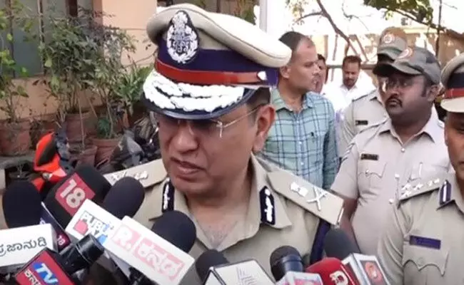 ಮೈಸೂರು | ಅವಹೇಳನಾಕಾರಿ ಪೋಸ್ಟ್ ವಿಚಾರ: ಗಲಾಟೆ ಮಾಡಿದವರನ್ನು ಬಂಧಿಸಲು ತಂಡ ರಚನೆ : ಎಡಿಜಿಪಿ ಹಿತೇಂದ್ರ ಮೈಸೂರು | ಅವಹೇಳನಾಕಾರಿ ಪೋಸ್ಟ್ ವಿಚಾರ: ಗಲಾಟೆ ಮಾಡಿದವರನ್ನು ಬಂಧಿಸಲು ತಂಡ ರಚನೆ : ಎಡಿಜಿಪಿ ಹಿತೇಂದ್ರ